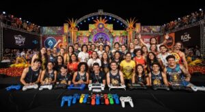 Pessoas festejando em um evento de Carnaval temático de jogos da Riot Games.