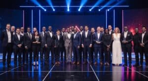 Profissionais negros celebrando no palco dos BIG Awards 2026, reconhecidos por suas contribuições à indústria de games.